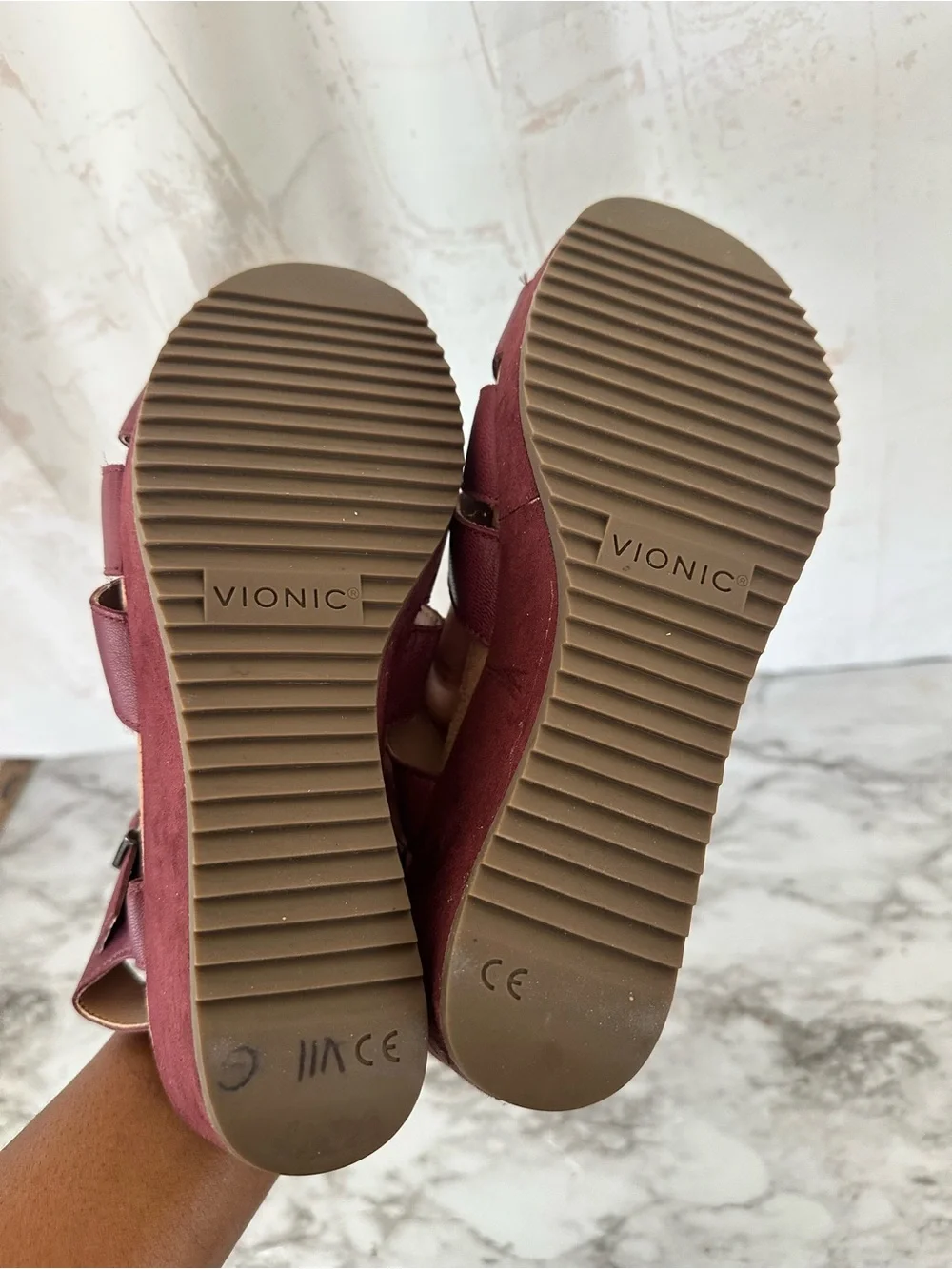 Vionic Tawny Burgundy Wedge Leather Sandals Sz 9 Comfort Casual Orthotic Comfy